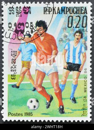 Von Kambodscha gedruckte Briefmarke, die die FIFA-Weltmeisterschaft 1986 - Mexiko um 1985 fördert. Stockfoto