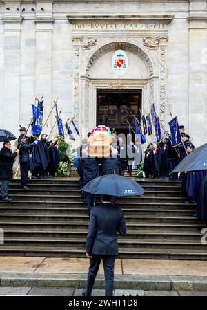 Turin, Italien. Februar 2024. Der Sarg kommt am 10. Februar 2024 im Duomo di Turin an, wo die Trauerfeier von Prinz Vittorio Emanuele von Savoyen (12-2-1937 – 3-2-2024), dem letzten Kronprinzen von Italien, stattfand Stockfoto