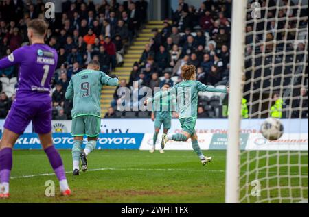 Paisley, Großbritannien. Februar 2024; St Mirren Park, Paisley, Renfrewshire, Schottland, Scottish Cup Football, St Mirren gegen Celtic; Kyogo Furuhashi von Celtic rennt zur Feier davon, nachdem er in der 15. Minute 1-0 Punkte erzielte. Credit: Action Plus Sports Images/Alamy Live News Stockfoto