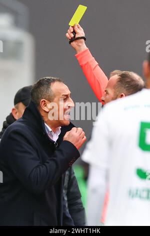 11. Februar 2024, Bayern, Fürth: Fußball: Bundesliga 2, SpVgg Greuther Fürth - Hertha BSC, 21. Spieltag im Sportpark Ronhof Thomas Sommer. Schiedsrichter Marco Fritz zeigt Fürths Sportdirektor Rachid Azzouzi eine gelbe Karte. Foto: Daniel Karmann/dpa - WICHTIGER HINWEIS: Gemäß den Vorschriften der DFL Deutschen Fußball-Liga und des DFB Deutschen Fußball-Bundes ist es verboten, im Stadion und/oder des Spiels aufgenommene Fotografien in Form von sequenziellen Bildern und/oder videoähnlichen Fotoserien zu verwenden oder zu nutzen. Stockfoto