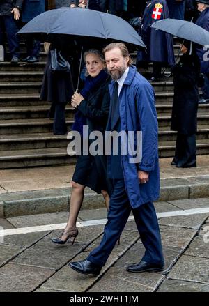 Turin, Italien. Februar 2024. Prinz Aimone de Savoia-Aoste und Ehefraue Olga von Griechenland verlassen am 10. Februar 2024 den Duomo di Turin, nachdem er an der Beerdigungszeremonie von Prinz Vittorio Emanuele von Savoyen (12-2-1937 – 3-2-2024), dem letzten Kronprinzen von Italien, teilgenommen hatte Stockfoto