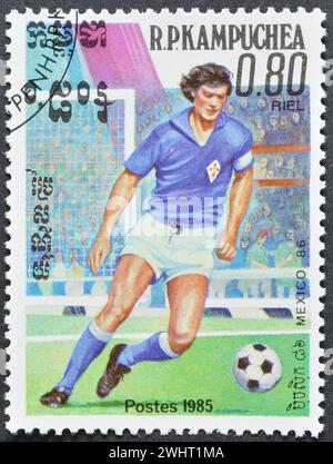Von Kambodscha gedruckte Briefmarke, die die FIFA-Weltmeisterschaft 1986 - Mexiko um 1985 fördert. Stockfoto