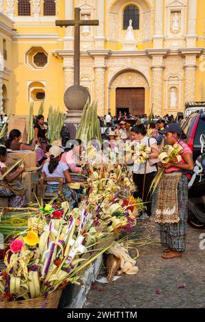 Antigua, Guatemala. Frau Kauf einer Dekoration für Palmsonntag vor La Merced Kirche. Stockfoto