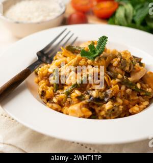 Traditionelle spanische Reispaella mit Huhn und Herbstpilzen. Köstliche Tapa der spanischen Gastronomie. Stockfoto