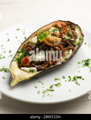 Auberginen-Tapa gefüllt mit Rindfleisch und Mozzarella. Traditionelles Rezept der spanischen Gastronomie. Stockfoto