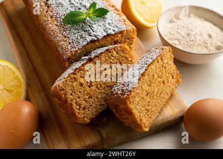 Vollkornzitronen- und Joghurtkuchen. Gesundes und köstliches italienisches Gebäckrezept. Stockfoto