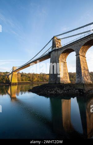 Die Menai Suspension Bridge an der Küste zwischen Anglesey (Ynys Mon) und dem Festland Nordwales. Stockfoto