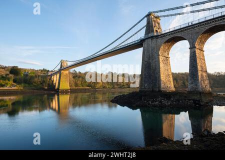 Die Menai Suspension Bridge an der Küste zwischen Anglesey (Ynys Mon) und dem Festland Nordwales. Stockfoto