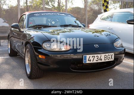 Vorderansicht eines schwarzen japanischen zweisitzigen Sportwagens, Mazda MX-5 Miata NB Stockfoto