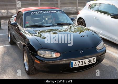 Vorderansicht eines schwarzen japanischen zweisitzigen Sportwagens, Mazda MX-5 Miata NB Stockfoto