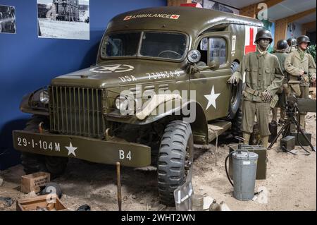 Ein altes amerikanisches Dodge Modell WC-54 Krankenwagen in einer Szene aus dem Zweiten Weltkrieg Stockfoto