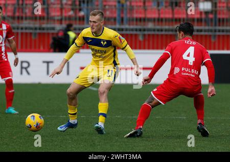 Monza Brianza, Italien. Februar 2024. Foto Alberto Mariani/LaPresse 11. Februar 2024 - Monza Brianza, Italia - Sport, calcio - Monza vs Hellas Verona - Campionato italiano di calcio Serie A Tim 2023/2024 - Stadio U-Pouwer. Nella Foto: Karol Świderski 11. Februar 2024 Monza Brianza Italien - Sport, Fußball - Monza vs Hella Verona - italienische Serie A timFußballmeisterschaft 2023/2024 - Stadio U-PouwerStadium. Im Bild: LaPresse/Alamy Live News Stockfoto