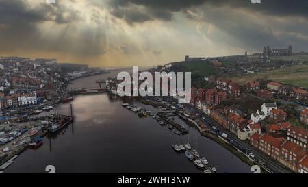 St. Mary, die Jungfrau Kirche und die alte Ruine abby in der Hafenstadt Whitby mit Blick auf den berühmten whitby Hafen. Stockfoto