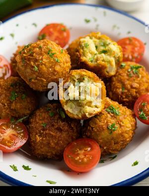 Spanische Kichererbsenkroketten mit Auberginen und Zucchini. Stockfoto