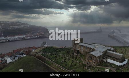 St. Mary the Virgin Church in der Hafenstadt Whitby mit Blick auf den berühmten Hafen von whitby. Stockfoto