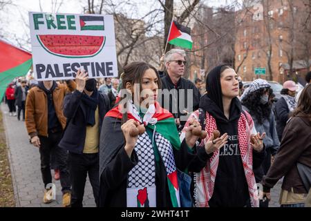 NEW YORK, NEW YORK – 10. FEBRUAR: Propalästinensische Demonstranten rufen zu einem dauerhaften Waffenstillstand auf und unterstützen Palästinenser bei einer Demonstration vor dem Brooklyn Museum of Art am 10. Februar 2024 in New York City. Das Gesundheitsministerium im Gazastreifen sagte, dass die Zahl der Todesopfer seit Beginn des israelisch-Hamas-Konflikts am 7. Oktober 2023 über 30.000 Menschen liegt, davon etwa zwei Drittel Frauen und Kinder. (Foto: Michael Nigro/SIPA USA) Stockfoto