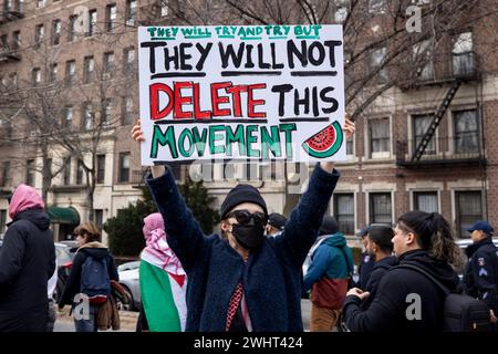 NEW YORK, NEW YORK – 10. FEBRUAR: Propalästinensische Demonstranten rufen zu einem dauerhaften Waffenstillstand auf und unterstützen Palästinenser bei einer Demonstration vor dem Brooklyn Museum of Art am 10. Februar 2024 in New York City. Das Gesundheitsministerium im Gazastreifen sagte, dass die Zahl der Todesopfer seit Beginn des israelisch-Hamas-Konflikts am 7. Oktober 2023 über 30.000 Menschen liegt, davon etwa zwei Drittel Frauen und Kinder. (Foto: Michael Nigro/SIPA USA) Stockfoto