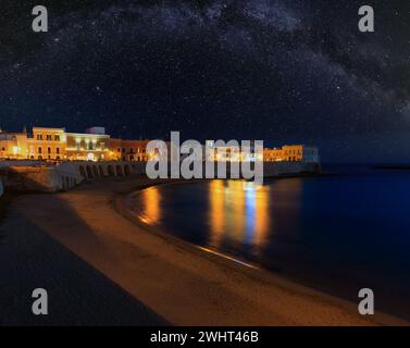 Sternenklare Nacht über Gallipoli, Provinz Lecce, Apulien, Süditalien. Blick von den Mauern der Angevine-aragonesischen mittelalterlichen Burg Stockfoto