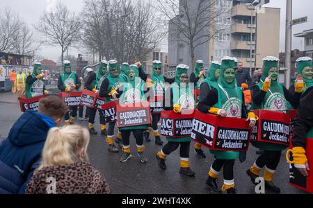 Gronau, NRW, Deutschland, 02.11.2024, Karnevalsparade (Rosenmontag) Foto mit fröhlichen Menschenmassen und Straßenparty. Hochauflösendes Bild zur Aufnahme des essenc Stockfoto