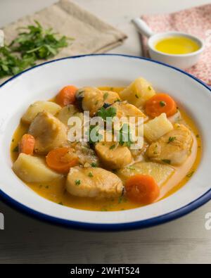 Seehecht-Eintopf mit Kartoffeln und Karotten. Traditionelles spanisches Rezept. Stockfoto
