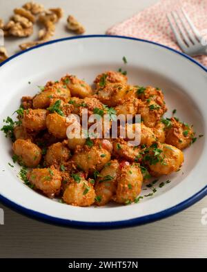 Gnocchi mit Joghurtsauce und Spargel. Italienische Kartoffelgnocchi mit traditioneller Sauce. Stockfoto