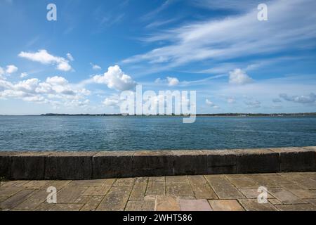 Blick auf die Menai-Straße von außerhalb der Stadtmauern bei Caernarfon an der Küste von Nordwales. Stockfoto