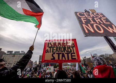 Brooklyn, Usa. Februar 2024. NEW YORK, NEW YORK – 10. FEBRUAR: Palästinensische Demonstranten versammeln sich vor der Brooklyn Public Library während einer Kundgebung, die zu einem Waffenstillstand aufruft. Am 10. Februar 2024 in New York City. Das Gesundheitsministerium im Gazastreifen sagte, dass die Zahl der Todesopfer seit Beginn des israelisch-Hamas-Konflikts am 7. Oktober 2023 über 30.000 Menschen liegt, davon etwa zwei Drittel Frauen und Kinder. (Foto: Michael Nigro/SIPA USA) Credit: SIPA USA/Alamy Live News Stockfoto