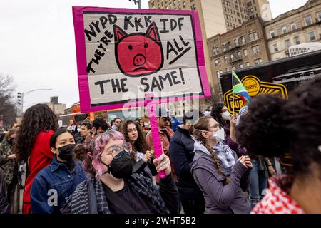 Brooklyn, Usa. Februar 2024. NEW YORK, NEW YORK – 10. FEBRUAR: Propalästinensische Demonstranten rufen zu einem dauerhaften Waffenstillstand auf und unterstützen Palästinenser bei einer Demonstration vor dem Brooklyn Museum of Art am 10. Februar 2024 in New York City. Das Gesundheitsministerium im Gazastreifen sagte, dass die Zahl der Todesopfer seit Beginn des israelisch-Hamas-Konflikts am 7. Oktober 2023 über 30.000 Menschen liegt, davon etwa zwei Drittel Frauen und Kinder. (Foto: Michael Nigro/SIPA USA) Credit: SIPA USA/Alamy Live News Stockfoto