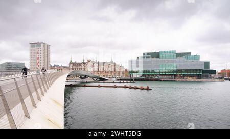 Kopenhagen, Dänemark - BLOX / Danish Architecture Centre by OMA mit Lille Langebro Cycle und Fußgängerbrücke von Wilkinson Eyre Stockfoto