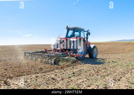 Landwirtschaftliche Maschinen im Vordergrund Arbeiten im Feld Stockfoto