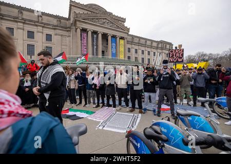 Brooklyn, Usa. Februar 2024. NEW YORK, NEW YORK – 10. FEBRUAR: Palästinensische Demonstranten beten während einer Kundgebung vor dem Brooklyn Museum of Art am 10. Februar 2024 in New York City für einen Waffenstillstand. Das Gesundheitsministerium im Gazastreifen sagte, dass die Zahl der Todesopfer seit Beginn des israelisch-Hamas-Konflikts am 7. Oktober 2023 über 30.000 Menschen liegt, davon etwa zwei Drittel Frauen und Kinder. (Foto: Michael Nigro/SIPA USA) Credit: SIPA USA/Alamy Live News Stockfoto