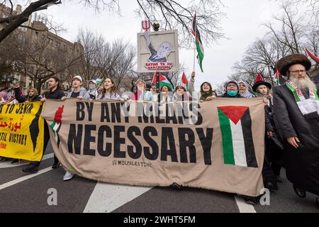 Brooklyn, Usa. Februar 2024. NEW YORK, NEW YORK – 10. FEBRUAR: Propalästinensische Demonstranten rufen zu einem dauerhaften Waffenstillstand auf und unterstützen Palästinenser bei einer Demonstration vor dem Brooklyn Museum of Art am 10. Februar 2024 in New York City. Das Gesundheitsministerium im Gazastreifen sagte, dass die Zahl der Todesopfer seit Beginn des israelisch-Hamas-Konflikts am 7. Oktober 2023 über 30.000 Menschen liegt, davon etwa zwei Drittel Frauen und Kinder. (Foto: Michael Nigro/SIPA USA) Credit: SIPA USA/Alamy Live News Stockfoto