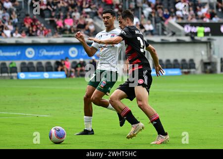 Parramatta, Australien. Februar 2024. Nathan Grimaldi (L) von Newcastle Jets und Nicolas Milanovic (R) von Western Sydney Wanderers FC wurden während des Spiels der A-League 2023/24 im 16. Runde zwischen Western Sydney Wanderers FC und Newcastle Jets im CommBank Stadium in Aktion genommen. Endpunktzahl: Western Sydney Wanderers 3:3 Newcastle Jets. Quelle: SOPA Images Limited/Alamy Live News Stockfoto