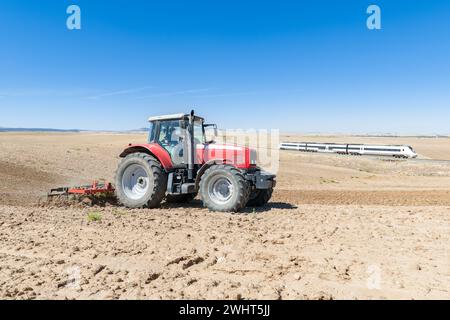Landwirtschaftliche Maschinen im Vordergrund Arbeiten im Feld Stockfoto