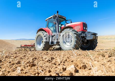 Landwirtschaftliche Maschinen im Vordergrund Arbeiten im Feld Stockfoto