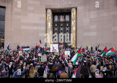 Brooklyn, Usa. Februar 2024. NEW YORK, NEW YORK – 10. FEBRUAR: Palästinensische Demonstranten versammeln sich vor der Brooklyn Public Library während einer Kundgebung, die zu einem Waffenstillstand aufruft. Am 10. Februar 2024 in New York City. Das Gesundheitsministerium im Gazastreifen sagte, dass die Zahl der Todesopfer seit Beginn des israelisch-Hamas-Konflikts am 7. Oktober 2023 über 30.000 Menschen liegt, davon etwa zwei Drittel Frauen und Kinder. (Foto: Michael Nigro/SIPA USA) Credit: SIPA USA/Alamy Live News Stockfoto