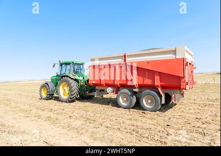 Landwirtschaftliche Maschinen im Vordergrund Arbeiten im Feld Stockfoto