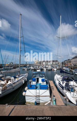 Boote, die im Victoria Dock Yachthafen in Caernarfon an der Küste von Nordwales liegen. Stockfoto