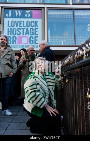 Neue Installation der „Lovelock Geiselbrücke“ im JW3 Londoner Jewish Community Centre, um Liebe und Solidarität für die Geiseln der Hamas in Gaza zu zeigen. Stockfoto