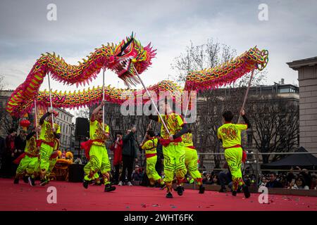 Mailand, Italien. Februar 2024. Foto Marco Ottico/LaPresse 11 - 02 - 2024 Milano, Italia - Cronaca - Capodanno Cinese anno del Dragone Sotto l'arco della Pace Foto Marco Ottico/LaPresse 11 - 02 - 2024 Mailand, Italien - Nachrichten - Chinesisches Neujahr des Drachen unter dem Friedensbogen Credit: LaPresse/Alamy Live News Stockfoto