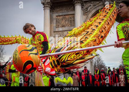 Mailand, Italien. Februar 2024. Foto Marco Ottico/LaPresse 11 - 02 - 2024 Milano, Italia - Cronaca - Capodanno Cinese anno del Dragone Sotto l'arco della Pace Foto Marco Ottico/LaPresse 11 - 02 - 2024 Mailand, Italien - Nachrichten - Chinesisches Neujahr des Drachen unter dem Friedensbogen Credit: LaPresse/Alamy Live News Stockfoto