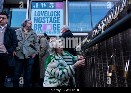 Neue Installation der „Lovelock Geiselbrücke“ im JW3 Londoner Jewish Community Centre, um Liebe und Solidarität für die Geiseln der Hamas in Gaza zu zeigen. Stockfoto