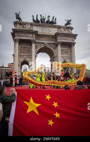 Mailand, Italien. Februar 2024. Foto Marco Ottico/LaPresse 11 - 02 - 2024 Milano, Italia - Cronaca - Capodanno Cinese anno del Dragone Sotto l'arco della Pace Foto Marco Ottico/LaPresse 11 - 02 - 2024 Mailand, Italien - Nachrichten - Chinesisches Neujahr des Drachen unter dem Friedensbogen Credit: LaPresse/Alamy Live News Stockfoto