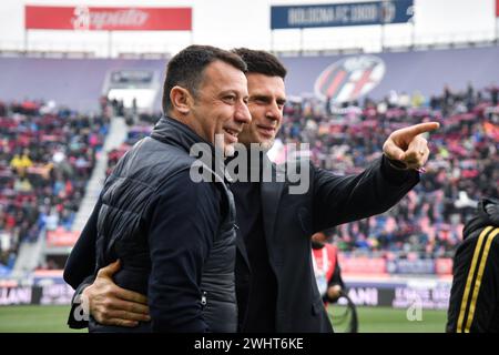Bologna, Italien. Februar 2024. Foto Massimo Paolone/LaPresse 11. Februar 2024 - Bologna, Italia - Sport, calcio - Bologna vs Lecce - Campionato italiano di calcio Serie A TIM 2023/2024 - Stadio Renato DallÕAra. Nella Foto: Roberto D'Aversa (US Lecce) e Thiago Motta (Bologna F.C.) 11. Februar 2024 Bologna, Italien - Sport, calcio - Bologna vs Lecce - italienische Fußballmeisterschaft der Serie A 2023/2024 - Renato DallÕAra Stadium. Im Bild: Roberto D’Aversa (US Lecce) und Thiago Motta (Bologna F.C.) Credit: LaPresse/Alamy Live News Stockfoto