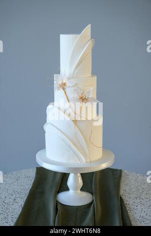 Dreistöckige, moderne Hochzeitstorte Stockfoto