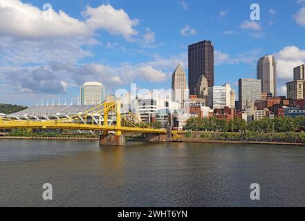 Teilweise Skyline der Innenstadt von Pittsburgh, Pennsylvania mit dem Convention Center und der Rachel Carson Bridge von der Andy Warhol Bridge über die A Stockfoto