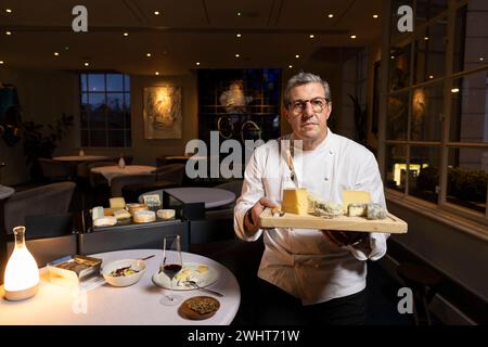 Porträts von Claude Bosi mit Käsewagen und Käsebrett im Bibendum Restaurant, Michelin House, South Kensington, London, Großbritannien Stockfoto