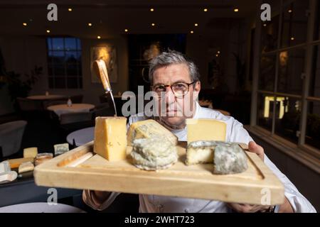 Porträts von Claude Bosi mit Käsewagen und Käsebrett im Bibendum Restaurant, Michelin House, South Kensington, London, Großbritannien Stockfoto