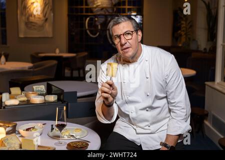 Porträts von Claude Bosi mit Käsewagen und Käsebrett im Bibendum Restaurant, Michelin House, South Kensington, London, Großbritannien Stockfoto