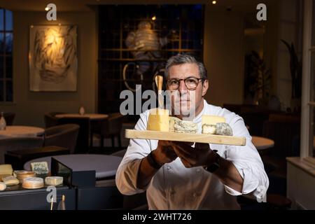 Porträts von Claude Bosi mit Käsewagen und Käsebrett im Bibendum Restaurant, Michelin House, South Kensington, London, Großbritannien Stockfoto